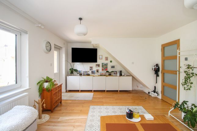 29, Kelmscott Rise, Crawley photo 4