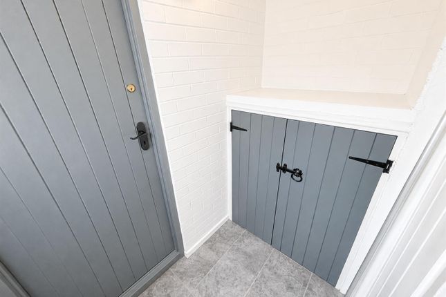 7, Kedington Close, Manchester photo 2