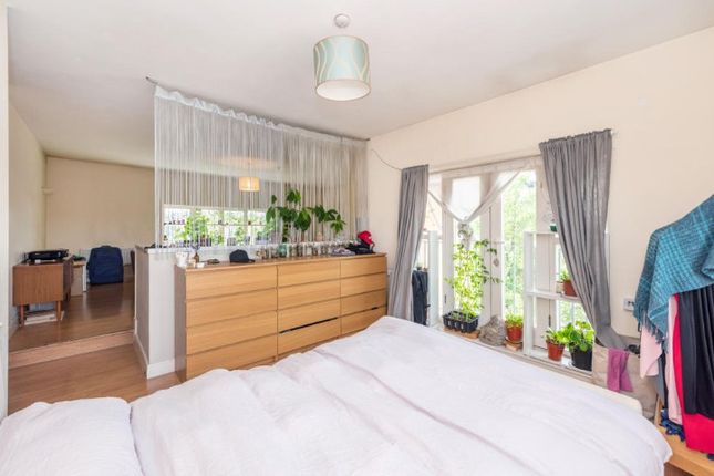 Flat 10, 2 Prince Edward Road, Greater London photo 5