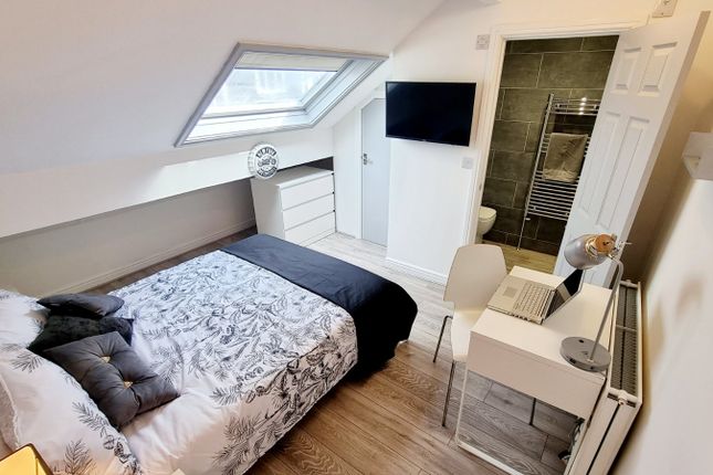 Burchett Place, Leeds photo 4