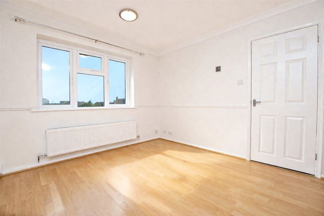 27, Tansy Close, Guildford photo 4