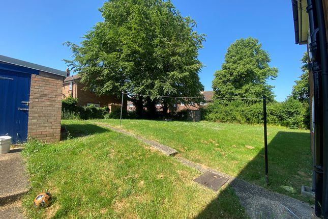 11, Luton photo 3