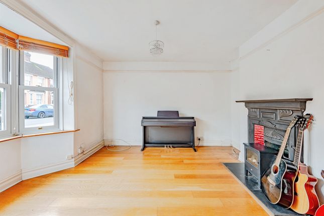 35, Spencers Road, Crawley photo 4