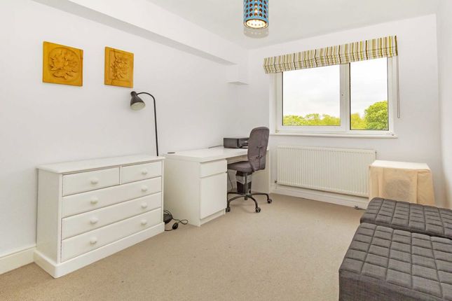 32 Cherwell Court, Broom Park, Teddington photo 5