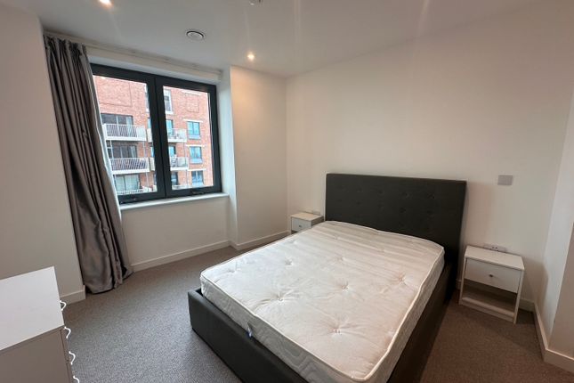 Flat to rent in Gillender Street, London