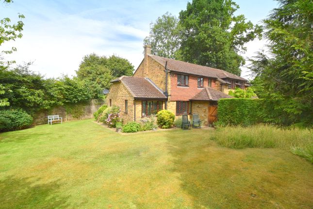 Twin Oaks,, Heathview, East Horsley photo 2
