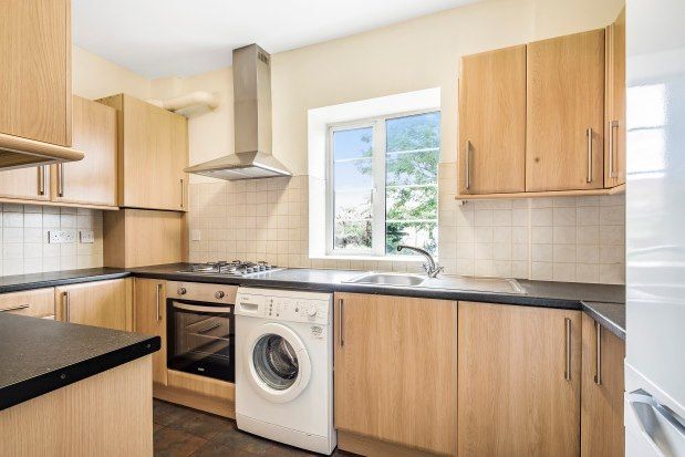 2 bed flat to rent in The Drive, London E18
