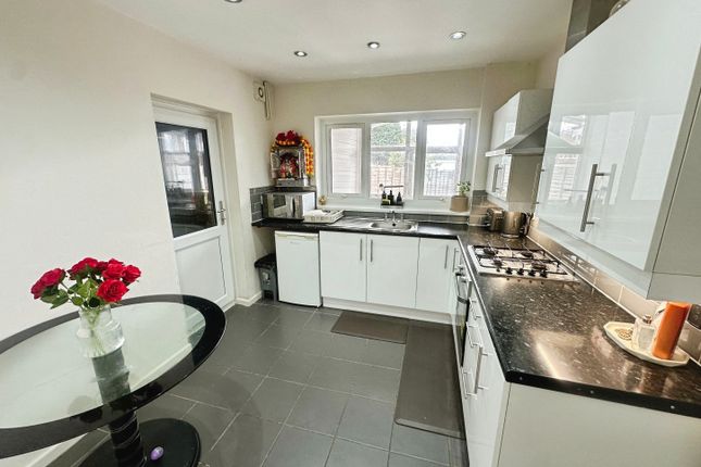2, Longdon Avenue, Wolverhampton photo 2