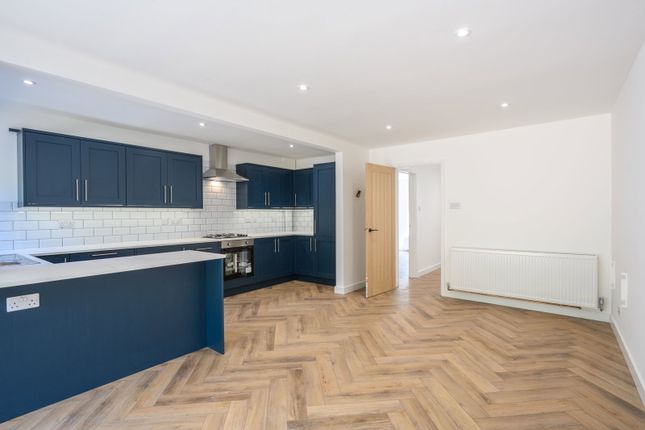 2, Alexandra Close, Walton-on-thames photo 3