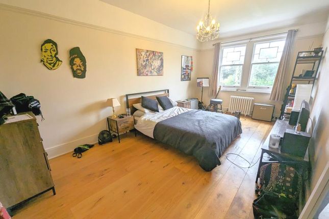 Flat to rent in Weybridge, Surrey