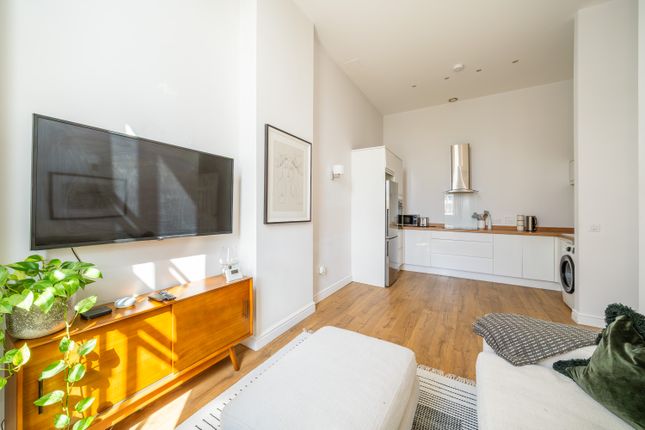 Flat 114, Voltaire Buildings, 330 Garratt Lane, London photo 4