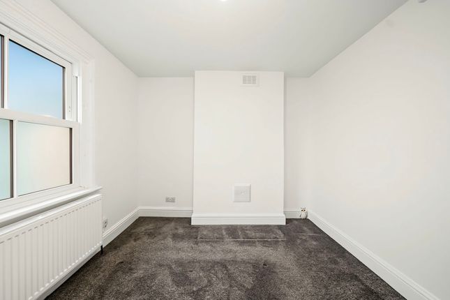 32, Temperley Road, London photo 4