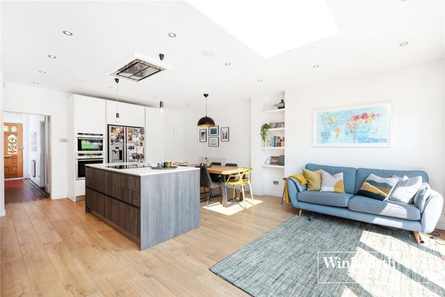 Terraced house for sale in Queens Avenue, Finchley, London