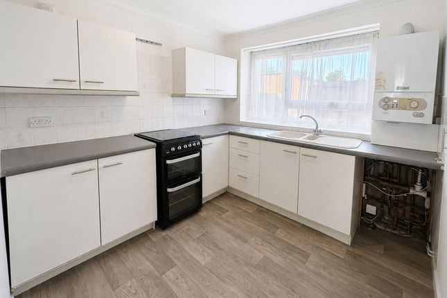 186, Turpin Avenue, Collier Row photo 2