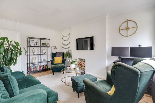 11 Wolsey Grove, Esher photo 3