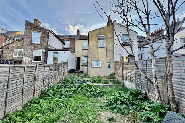 9, Stockwood Crescent, Luton photo 2