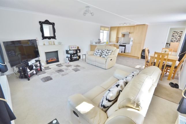19, Greenlawns, St. Osyth Road East, Little Clacton photo 2