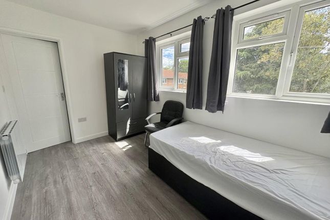 141, Cleave Avenue, Hayes photo 2