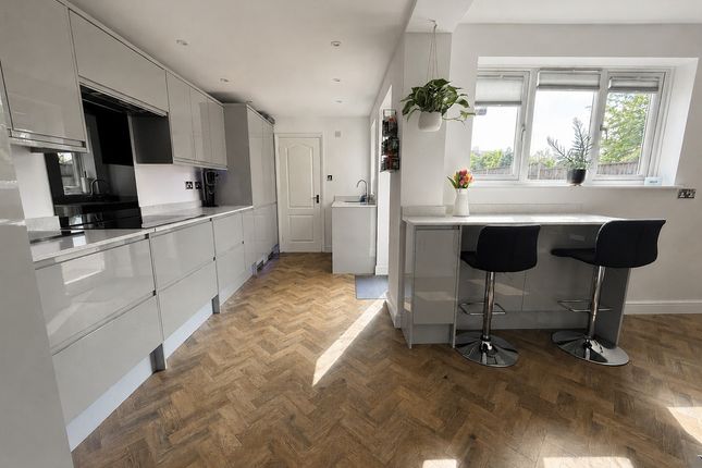 24, Bucklebury Close, Swindon photo 4