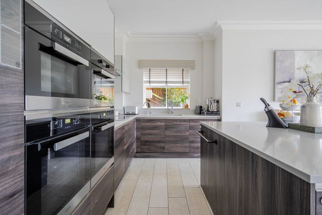 Chestnut House Sunningdale Heights, Ascot photo 4