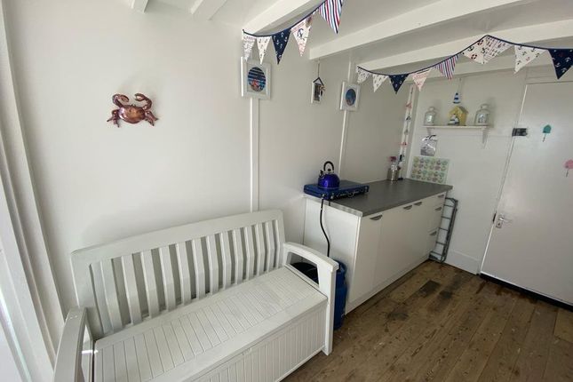 Beach Hut 27,, Thorpe Esplanade, Essex photo 5
