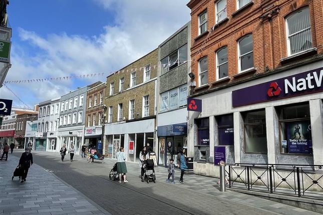 Retail premises to let in 70 High Street, Maidenhead
