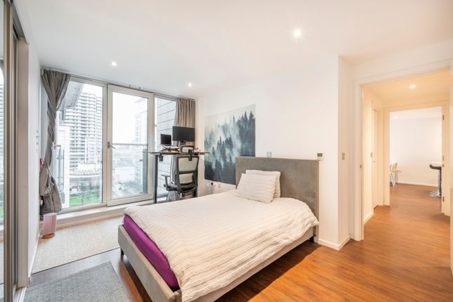 Flat to rent in The Oxygen, 18 Western Gateway