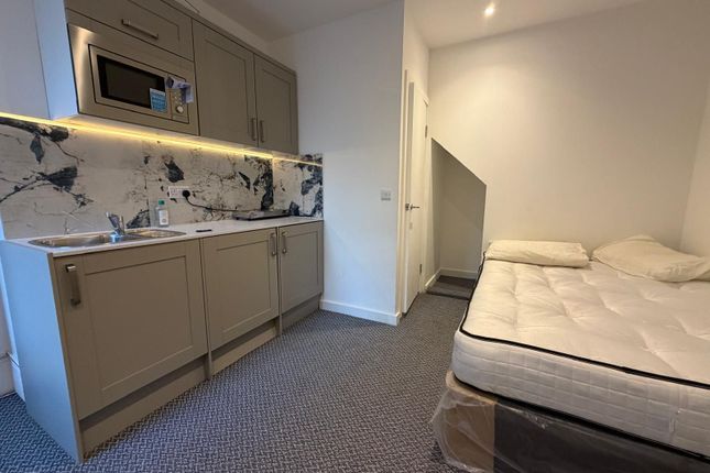Second Floor Rear Flat, 35 Bond Street, London photo 2