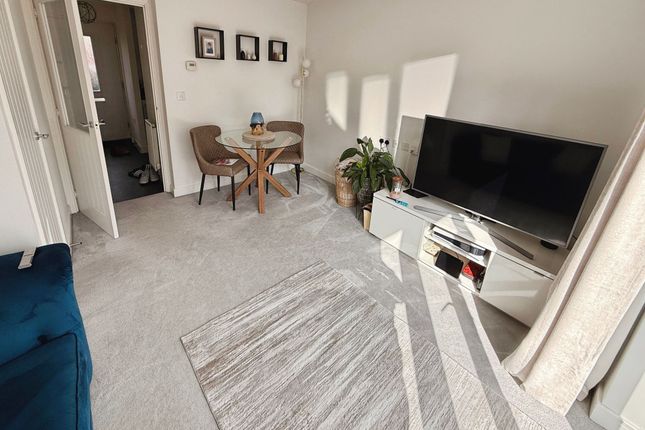 18 Booth Crescent, Telford photo 3