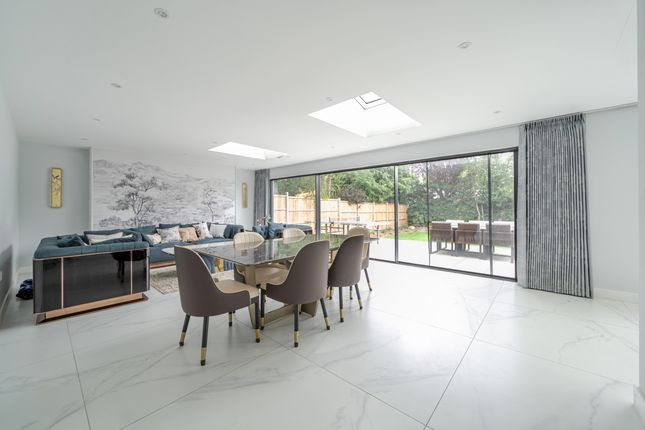 11, Elm Gardens, Esher photo 4