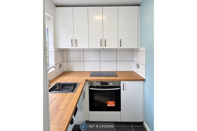Flat, Windsor Court Friern Barnet Lane, London photo 3
