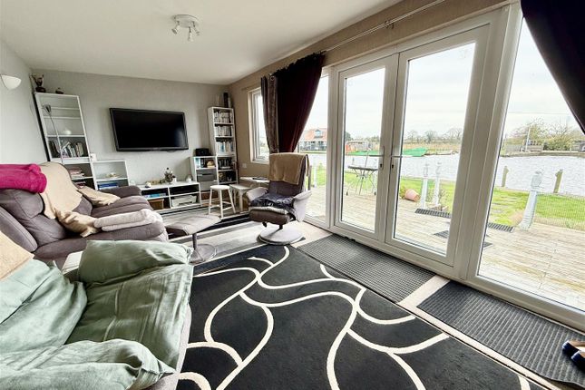 Blue Waters, L2D, North West Riverbank, Great Yarmouth photo 2