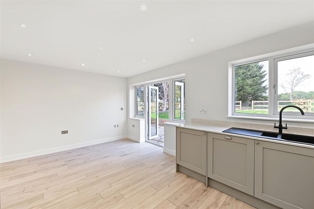 1, Paddock Close, Pepperstock, Hertfordshire photo 3