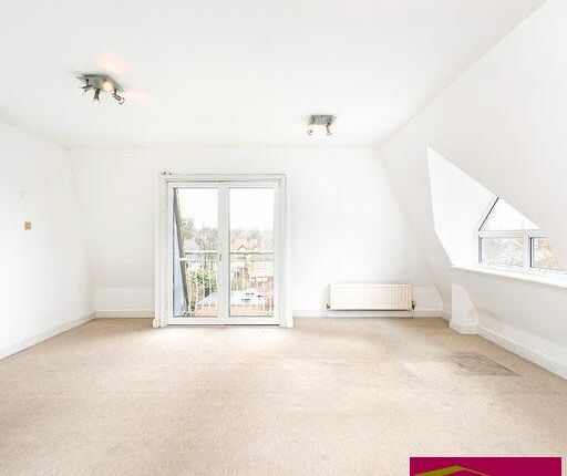 Flat to rent in Queens Road, London