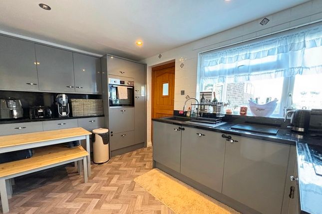 2 Hope Close, Mountnessing, Brentwood photo 3