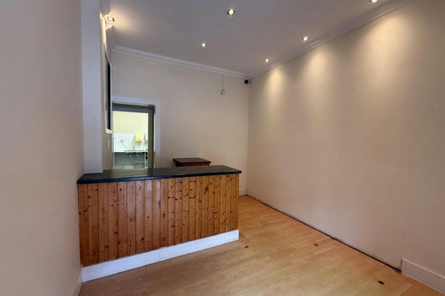 4 Neilston Road, Paisley photo 2