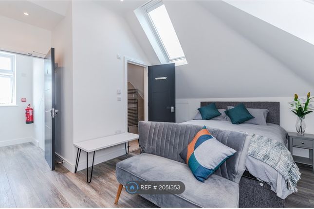 Room to rent in Parade Mansions, London