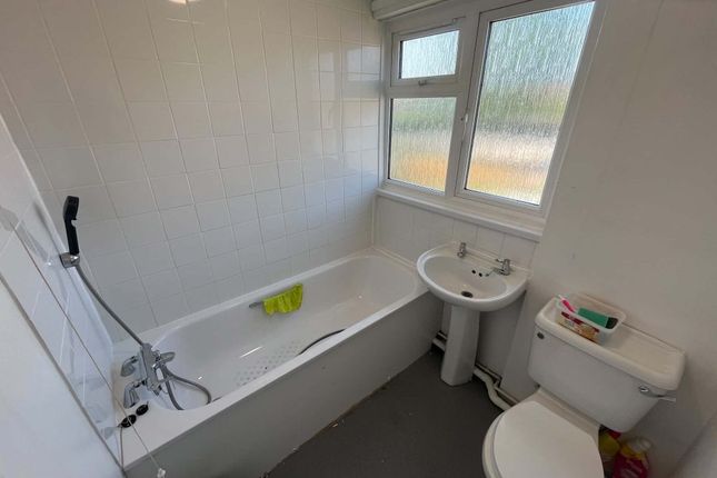 3, The Henrys, Thatcham photo 4