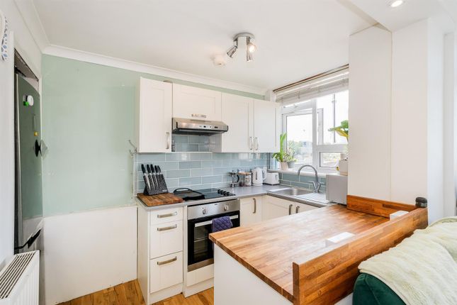 11, Gardner Close, Wanstead photo 3
