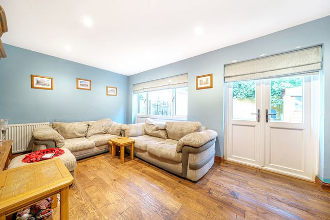 18, Sylvana Close, Middlesex photo 2