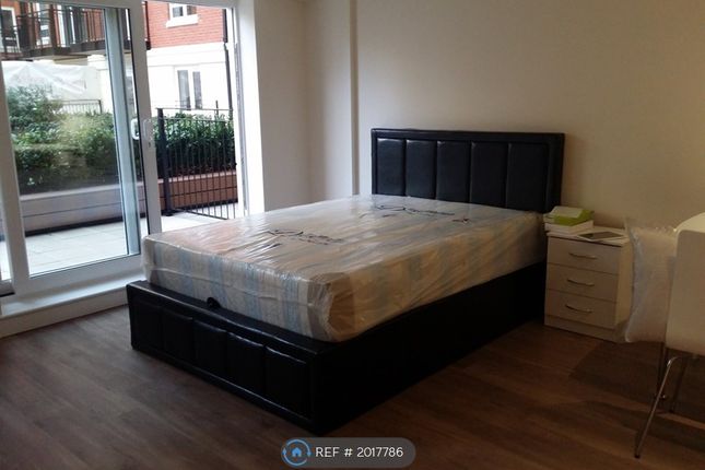 Studio to rent in Goldhawk House, London