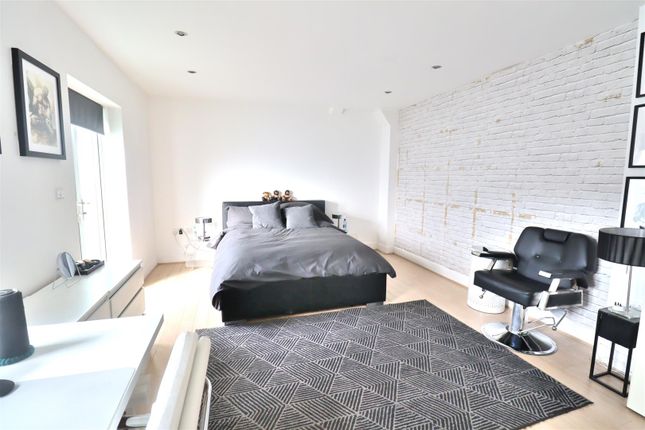 Flat for sale in Park Road, London