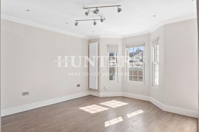 Flat to rent in Avondale Road, Stamford Hill