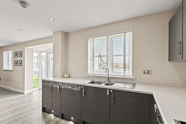 3 Lang Avenue, Bathgate, West Lothian photo 4