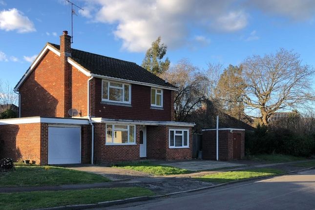 Thumbnail Detached house to rent in Stonecourt Close, Horley