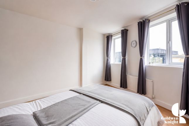 Flat 2, Driss Apartments, 75A Burdett Road, London photo 5