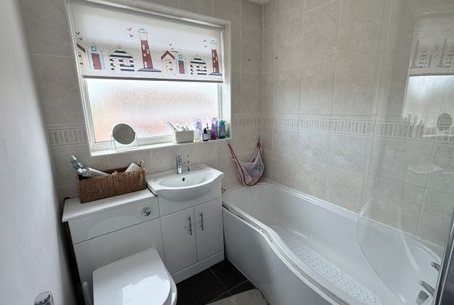 7, Beech Close, Northampton photo 3