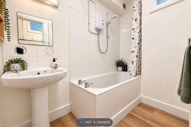 A Radbourne Avenue, London photo 4
