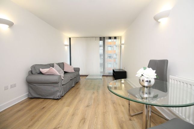 Flat to rent in Proton Tower, Blackwall Way, Canary Wharf