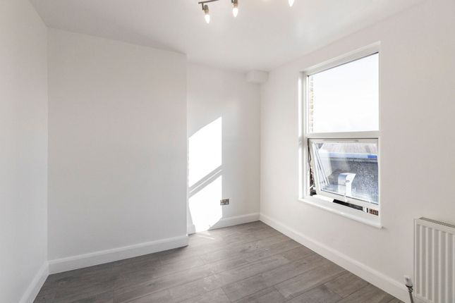 Top Flat, 19 Catford Hill, London photo 5